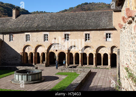 Der Kreuzgang der Stiftskirche Saint-Foy in Conques (Frankreich), die einen Schatz erhält: das Reliquiar Statue des St. Foy. Stockfoto