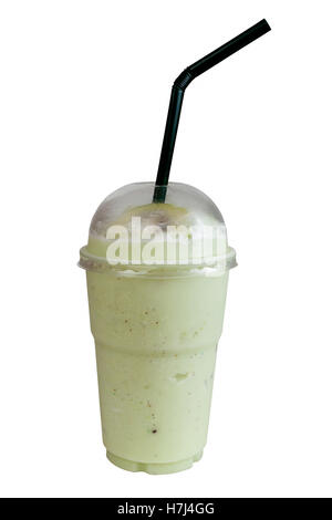 Kiwi Smoothie mit Strohhalmen aus Kunststoff klare Tasse. Isoliert auf weiss mit Pfaden arbeiten Stockfoto