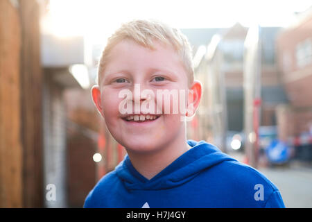 Outdoor-Foto eines lächelnden jungen im Alter von 7 Stockfoto