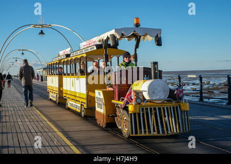 Transport Southport Pier entlang Stockfoto