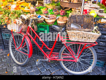 Charmante Markt "Stillleben mit alten Motorrad mit Körben. "Campo di Fiori" in Rom Stockfoto