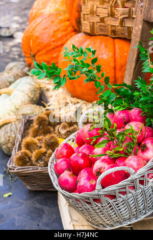 Markt-Stillleben mit Obst und Gemüse in Körben Stockfoto