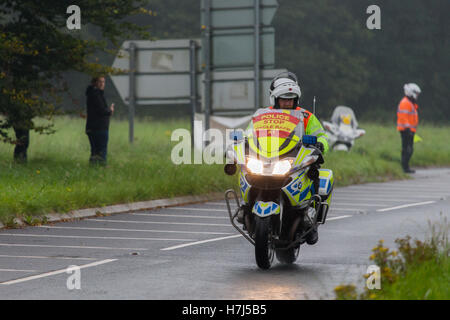 Motorrad-Polizist ebnet den Weg für die Tour von Großbritannien Radrennen in Kendal in Cumbria Stockfoto