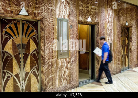 New York City, NY NYC Manhattan, Midtown, 42nd Street, Chrysler Building, Lobby, Aufzug, Marmor, Art déco, Design, Holz mit Intarsien, Erwachsene, Erwachsene, Männer, Männer, betreten Stockfoto