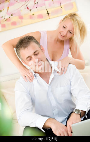 Frau massiert Mann für Entspannung Stockfoto