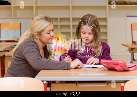 Mutter und Tochter im Unterricht am ersten Tag der Schule Stockfoto