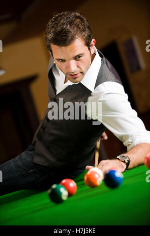 Man spielt Billard Stockfoto