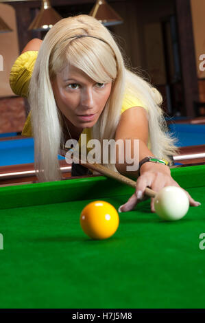 Junge blonde Frauen spielen snooker Stockfoto