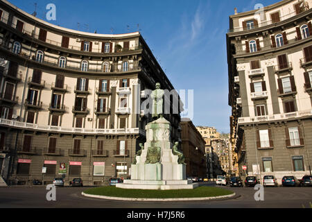 Statue von Umberto i., Achille D'Orsi Bildhauer, via Nazario Sauro, mit der Viertel von Santa Lucia an der Rückseite, Neapel, Kampanien Stockfoto