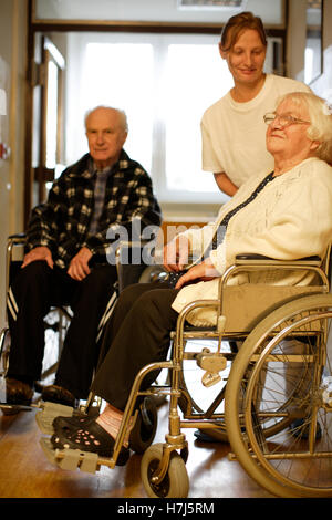 Zwei alte Männer im Rollstuhl mit einer Krankenschwester Stockfoto