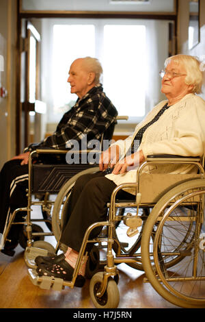 Zwei alte Männer im Rollstuhl Stockfoto