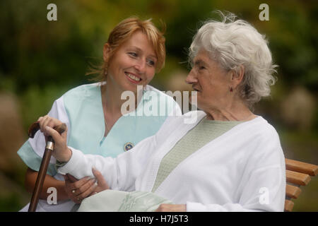 Alte Frau mit Krankenschwester Stockfoto