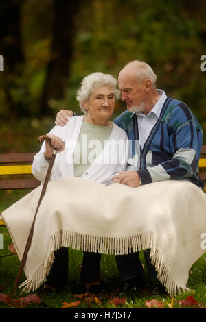 Ein altes Ehepaar in einem Garten Stockfoto