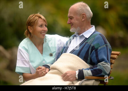 Alter Mann mit Krankenschwester Stockfoto