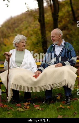 Ein altes Ehepaar in einem Garten Stockfoto