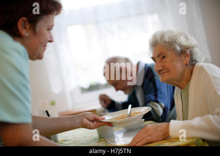 Alte Frau mit Krankenschwester Stockfoto