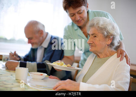 Alte Frau mit Krankenschwester Stockfoto