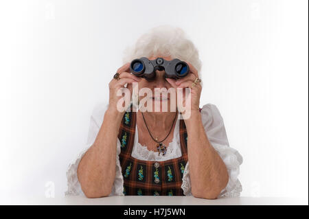 Ältere Frau mit einem Fernglas Stockfoto