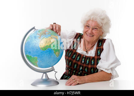Ältere Frau mit einem Globus Stockfoto