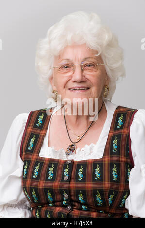 Ältere Frau, 76, ein traditionelles Kostüm Stockfoto