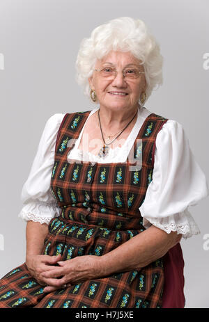 Ältere Frau, 76, ein traditionelles Kostüm Stockfoto