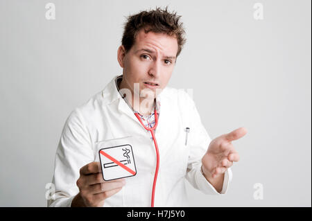 Arzt mit einem Schild No Smoking Stockfoto