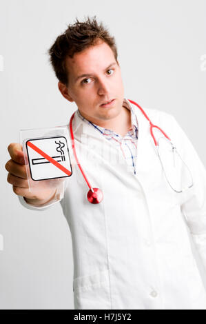Arzt mit einem Schild No Smoking Stockfoto