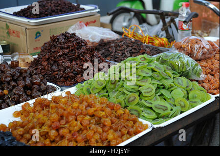 Kandierte Früchte auf dem Markt, China, Asien Stockfoto