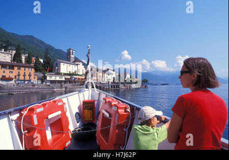 Frau und Kind auf einem Ausflugsschiff am Lago Maggiore, Brissago, Tessin, Schweiz, Europa Stockfoto