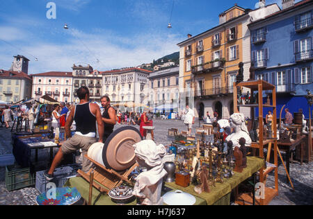 Flohmarkt auf der Piazza Grande, Locarno, Tessin, Schweiz, Europa Stockfoto