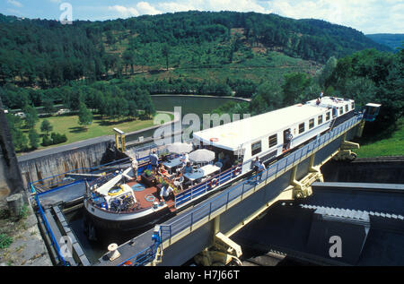 Schiffshebewerk in Arzwiller, Ausflugsschiff, Menschen, Rhein-Marne-Kanal, Elsass, Frankreich, Europa Stockfoto