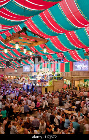 Überfüllten Bierzelt auf dem Cannstatter Volksfest, Schwabenwelt, Cannstatter Volksfest, Stuttgart, Baden-Württemberg Stockfoto