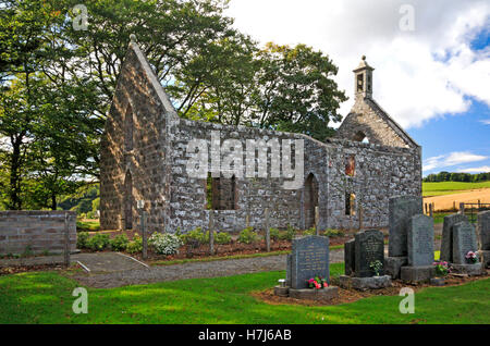 Ein Blick von der zerstörten Kirche St Mary in Auchindoir, in der Nähe von Lumsden, Aberdeenshire, Schottland, Vereinigtes Königreich. Stockfoto