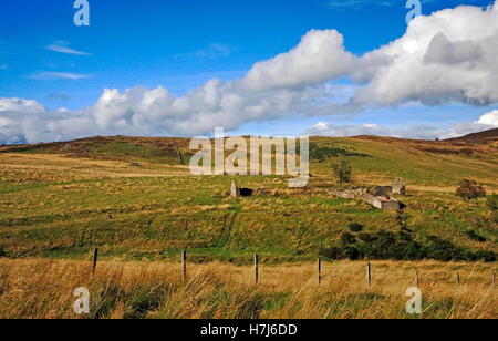 Ein Blick auf ruinierte Bauernhöfe und sanfte Hügel am Cabrach, Aberdeenshire, Schottland, Vereinigtes Königreich. Stockfoto