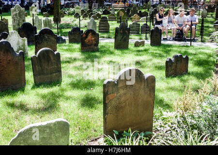 New York City, NY NYC Lower Manhattan, Finanzviertel, Trinity Church, Episkopaldiözese, Trinity Kirchhof, Begräbnisplatz, Friedhof, Grabstein, Bank, Fam Stockfoto