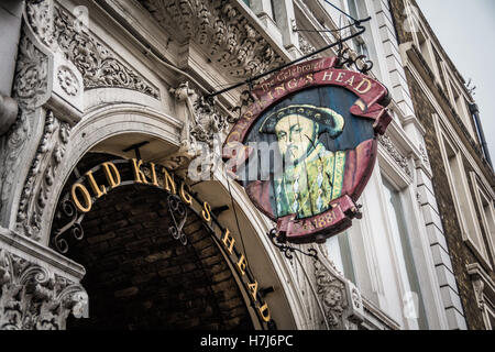 Eingangsbeschilderung über dem Old King's Head Public House auf der Borough High Street, London, SE1, Großbritannien Stockfoto