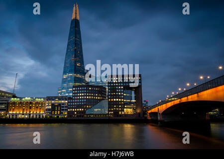Die Scherbe und London Bridge Stockfoto