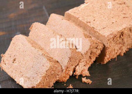 Scheiben von Schokolade Halva auf Schneidebrett Stockfoto