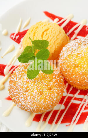 Pudding gefüllt Cupcakes mit Eis Stockfoto