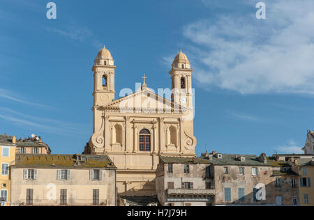 Die Kathedrale Saint-Jean-Baptiste beherrscht der alte Hafen von Bastia, Haute-Corse, Frankreich Stockfoto