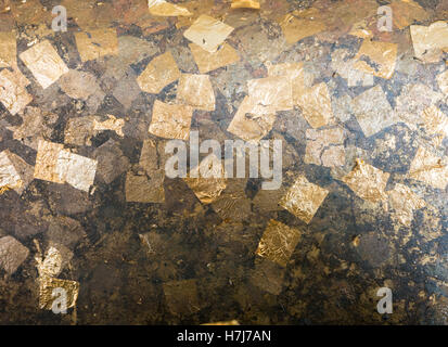 Textur des Deckels Blattgold auf Buddha-Statue im Tempel, Thailand Stockfoto