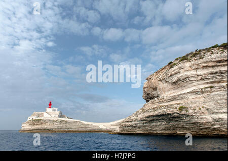 Der Leuchtturm Phare De La Madonetta schützt den westlichen Eingang in den Hafen von Bonifacio im Süden von Korsika, Frankreich Stockfoto