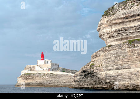 Der Leuchtturm Phare De La Madonetta schützt den westlichen Eingang in den Hafen von Bonifacio im Süden von Korsika, Frankreich Stockfoto