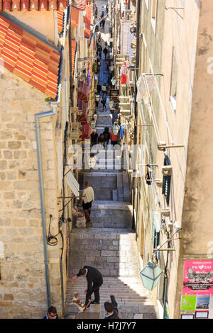 Steilen und engen Kopfsteinpflaster Straße in der historischen Altstadt von Dubrovnik, Dubrovnik, Kroatien Stockfoto