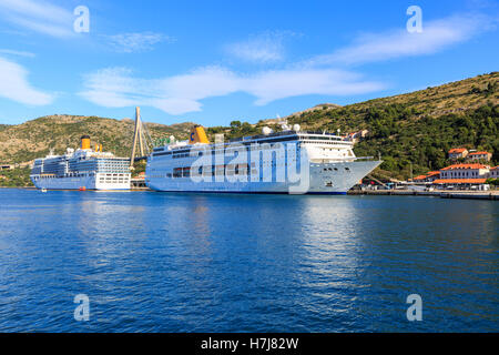 Kreuzfahrtschiffe Costa Deliziosa und Costa Riviera in Dubrovnik Hafen, Adriatischen Meer, Dalmatien, Kroatien Stockfoto