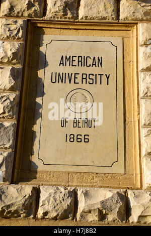 Gedenktafel an der Wand an der amerikanischen Universität von Beirut (AUB), Ras Beirut, Libanon. Stockfoto