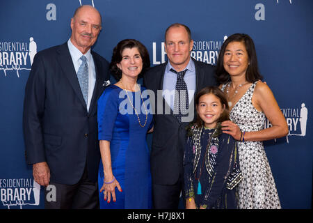 Ehemaliger US-Präsident Lyndon B. Johnsons Tochter Mann Ian J. Turpin (links) und Luci Baines Johnson (zweiter von links) stellen mit Schauspieler Woody Harrleson, Frau Laura Louie und Tochter Makani Harrelson auf dem roten Teppich vor einer Vorführung des neuen Films Rob Reiner LBJ am LBJ Presidential Library 22. Oktober 2016 in Austin, Texas. Stockfoto