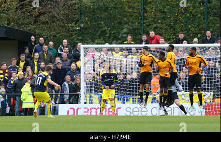 Oxford United Alex MacDonald Noten seiner Seite erste Tor des Spiels während der Emirates-FA-Cup, erste Runde match bei Moatside, Merstham. Stockfoto