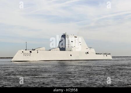 Die USN Zumwalt-Klasse geführte Flugkörper Zerstörer USS Zumwalt-Transite der Naval Station Mayport Hafen auf dem Weg zum 25. Oktober 2016 in Jacksonville, Florida zu portieren. Stockfoto
