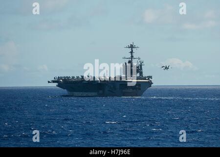 Ein Kampfflugzeug F/A-18E Super Hornet bereitet, an Bord das Flugdeck der USN Nimitz-Klasse-Flugzeugträger USS George Washington 20. August 2013 im westlichen Pazifischen Ozean zu landen. Stockfoto